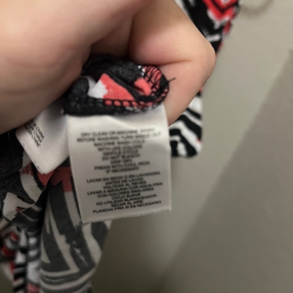 Kasper Women's Zigzag Print Blouse.  Black, Red & Wt. Excellent Condition - Picture 6 of 6